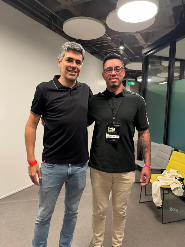 Juliano Dutra, founder do iFood, ao lado de Lukas