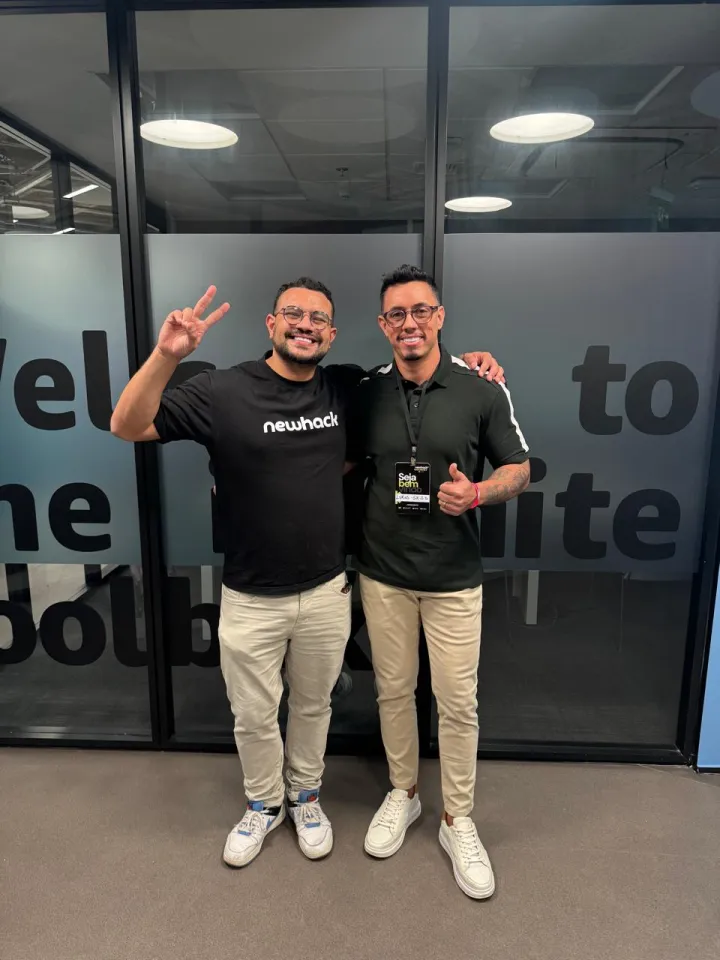 Terron, founder da Newhacker, ao lado de Lukas no newhack Journey